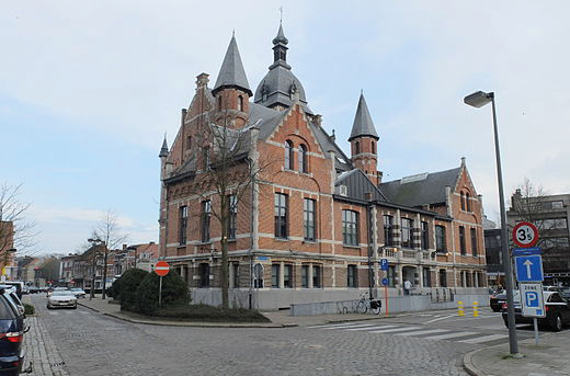 Het marktplein aan de de St.Antoniuskerk kreeg de naam het   Armand Reusensplein